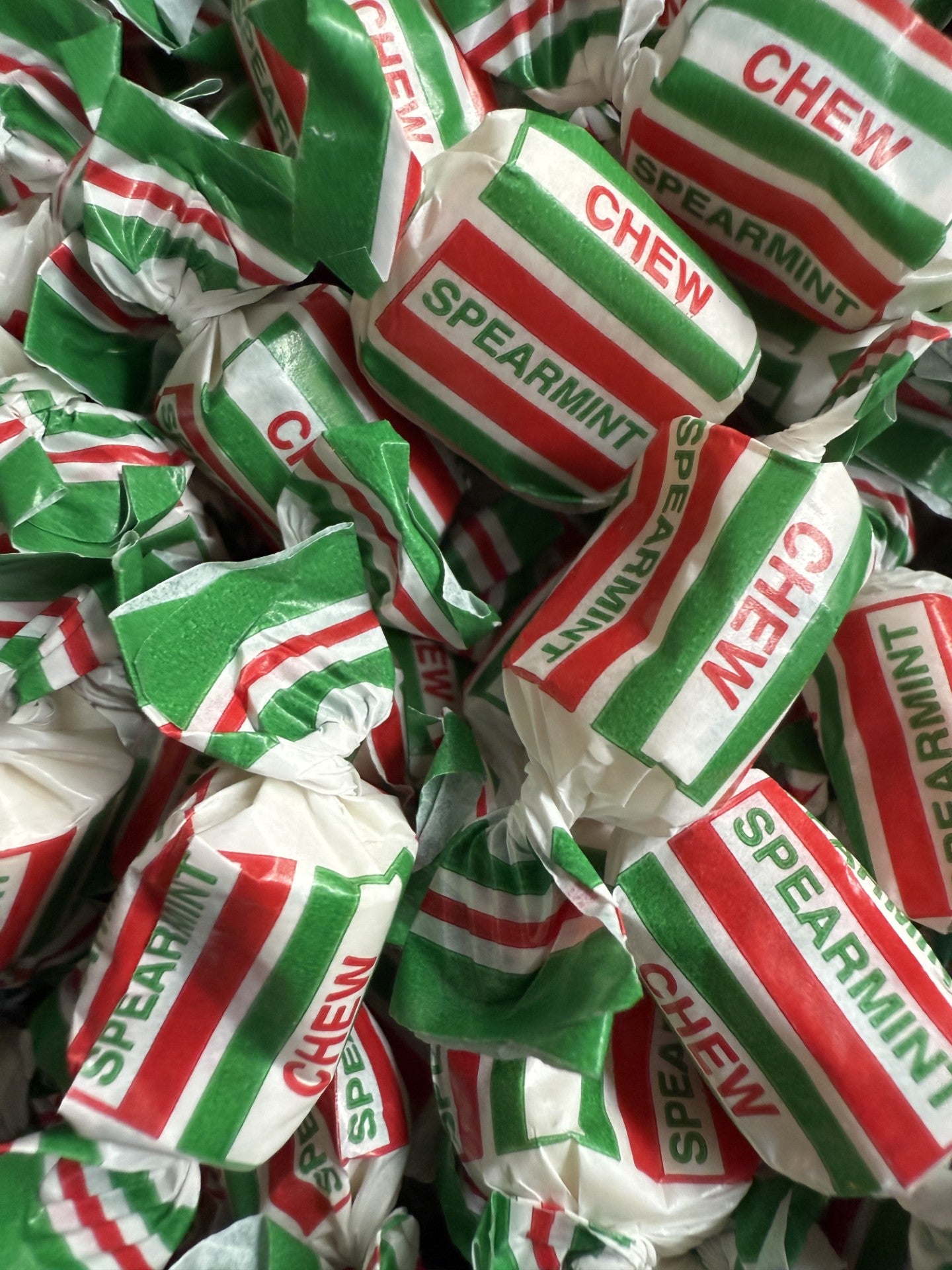 1.5kg of Spearmint Chews in a traditional Jar
